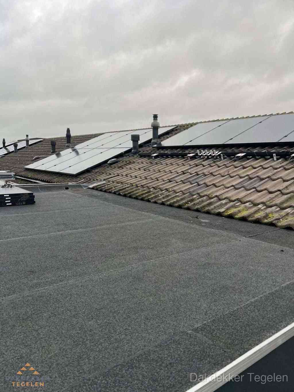 Bitumen dakbedekking op plat dak met aansluitend pannendak en zonnepanelen in Tegelen