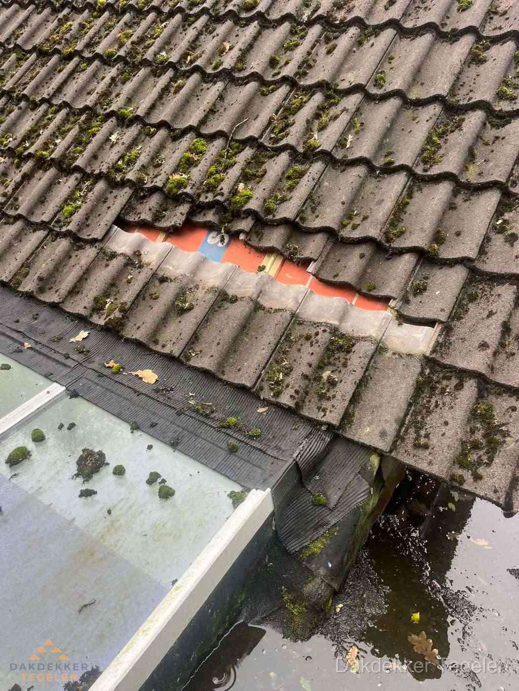 Beschadigd pannendak met ontbrekende dakpannen voor reparatie in Tegelen