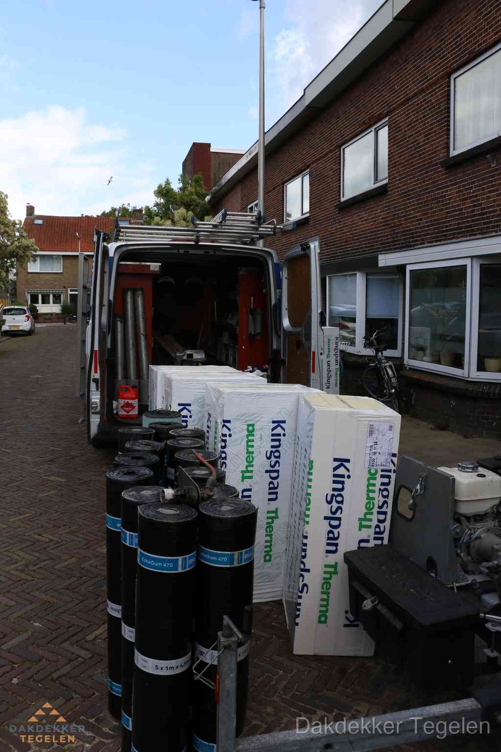 Plat dak met bitumen dakbedekking en brander in Tegelen