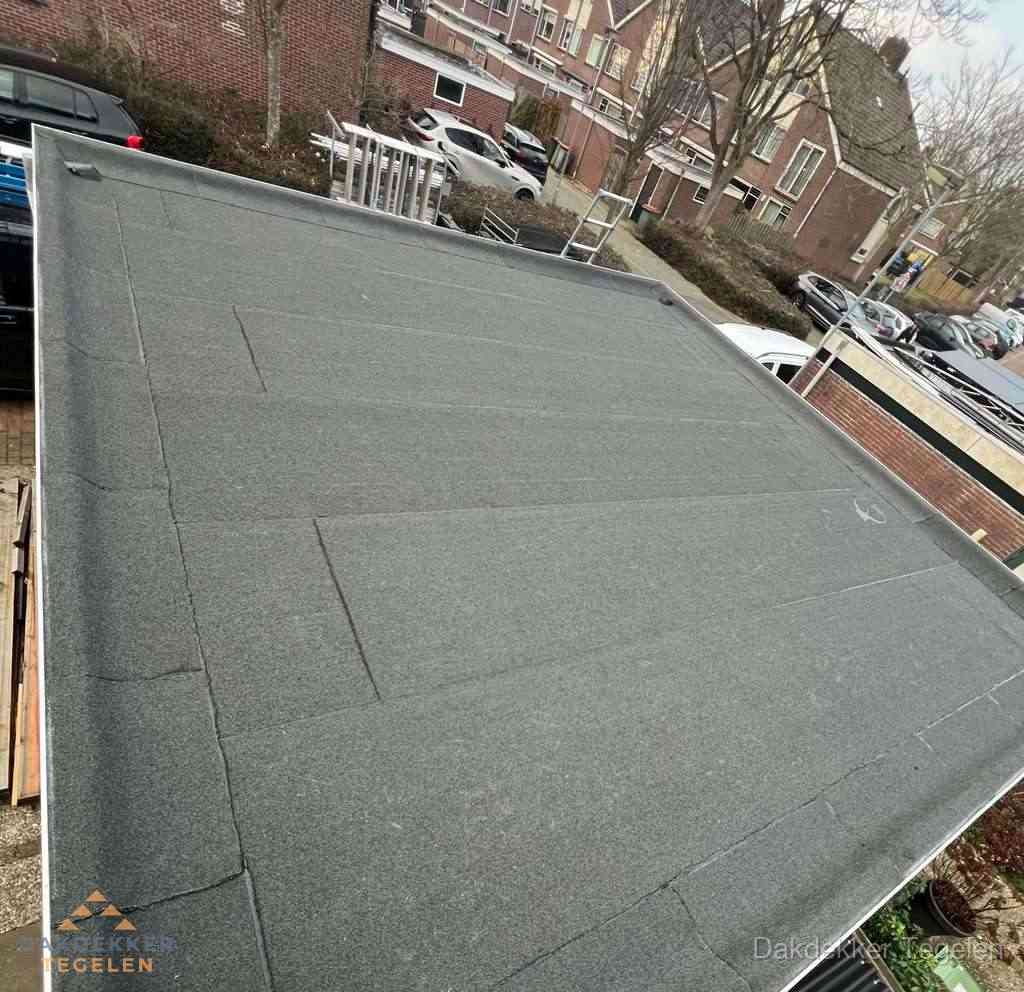Nieuwe bitumen dakbedekking op plat dak van garage in Tegelen