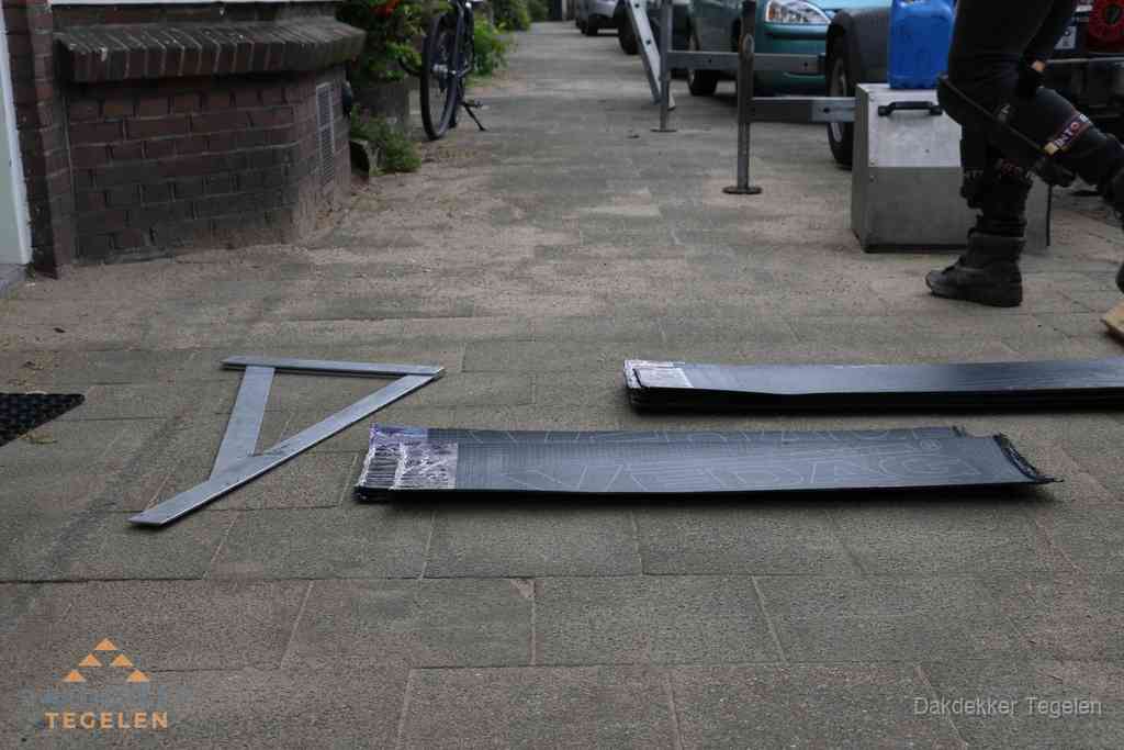 Dakbedekkingsmateriaal en zinkwerk klaargelegd voor reparatie in Tegelen