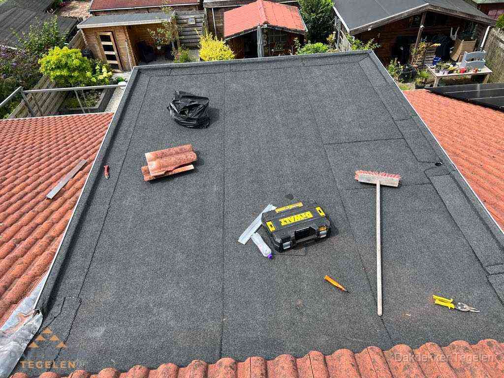 Nieuw plat dak met bitumen dakbedekking in Tegelen