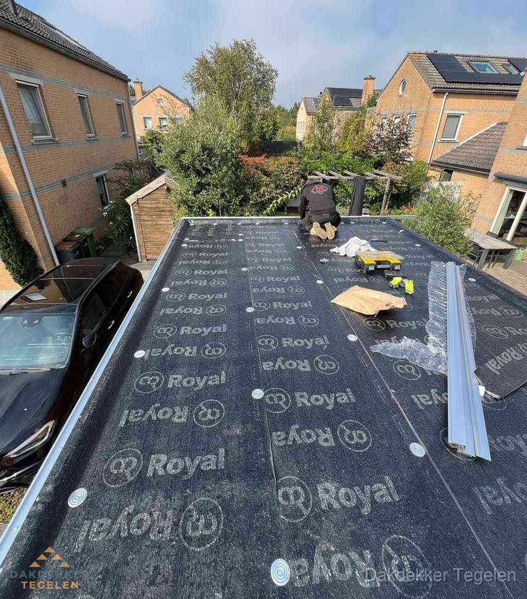 Dakdekker aan het werk op plat dak renovatie in Tegelen