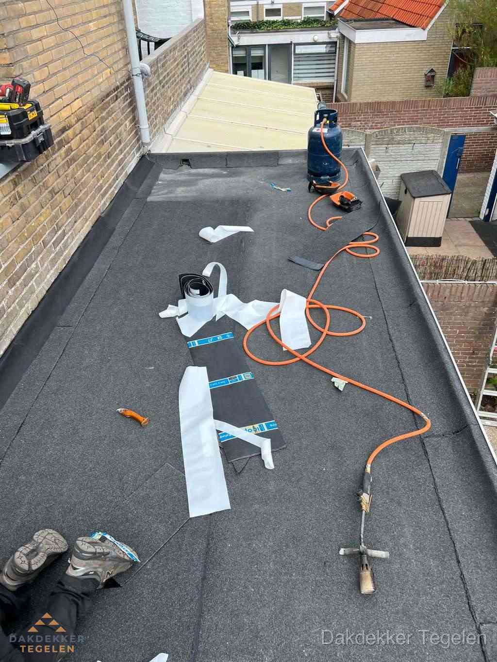 Dakdekker brengt EPDM dakbedekking aan op plat dak in Tegelen