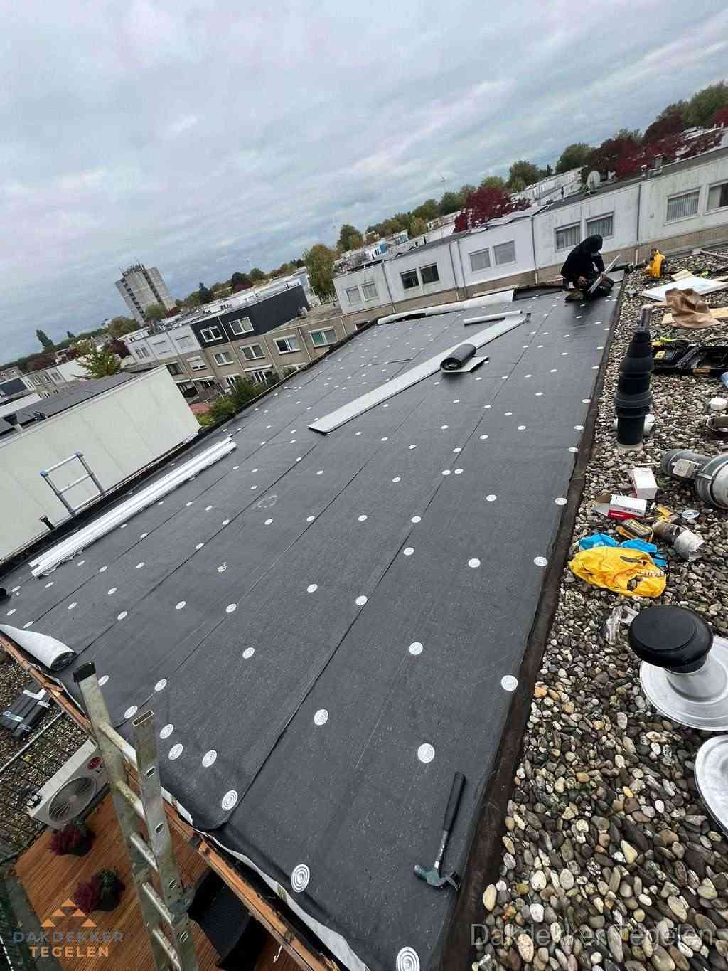 Dakleer vervangen op groot plat dak door dakdekker in Tegelen