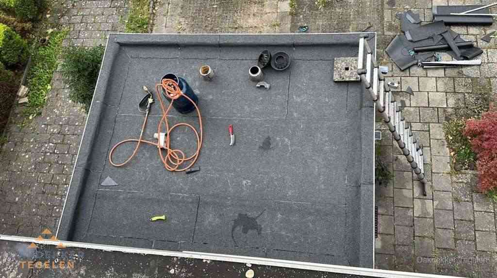 Plat dak met nieuwe bitumen bedekking in Tegelen