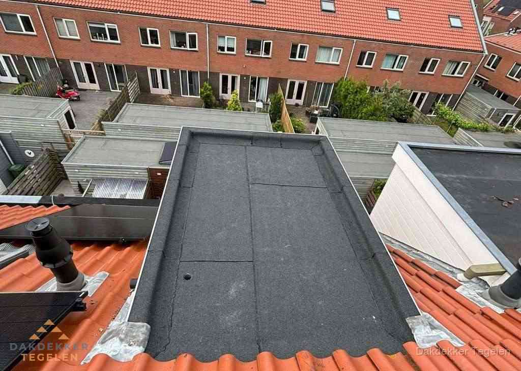 Plat dak met bitumen bedekking naast dakkapel in Tegelen