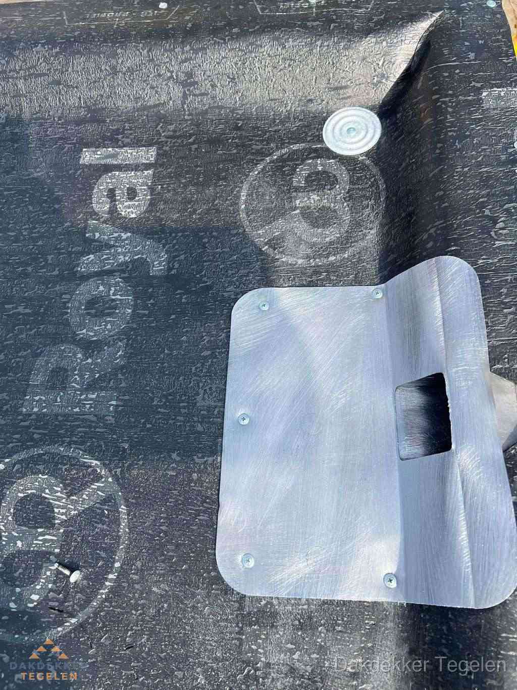 Dakdoorvoer met metalen afvoerplaat op bitumen dak in Tegelen