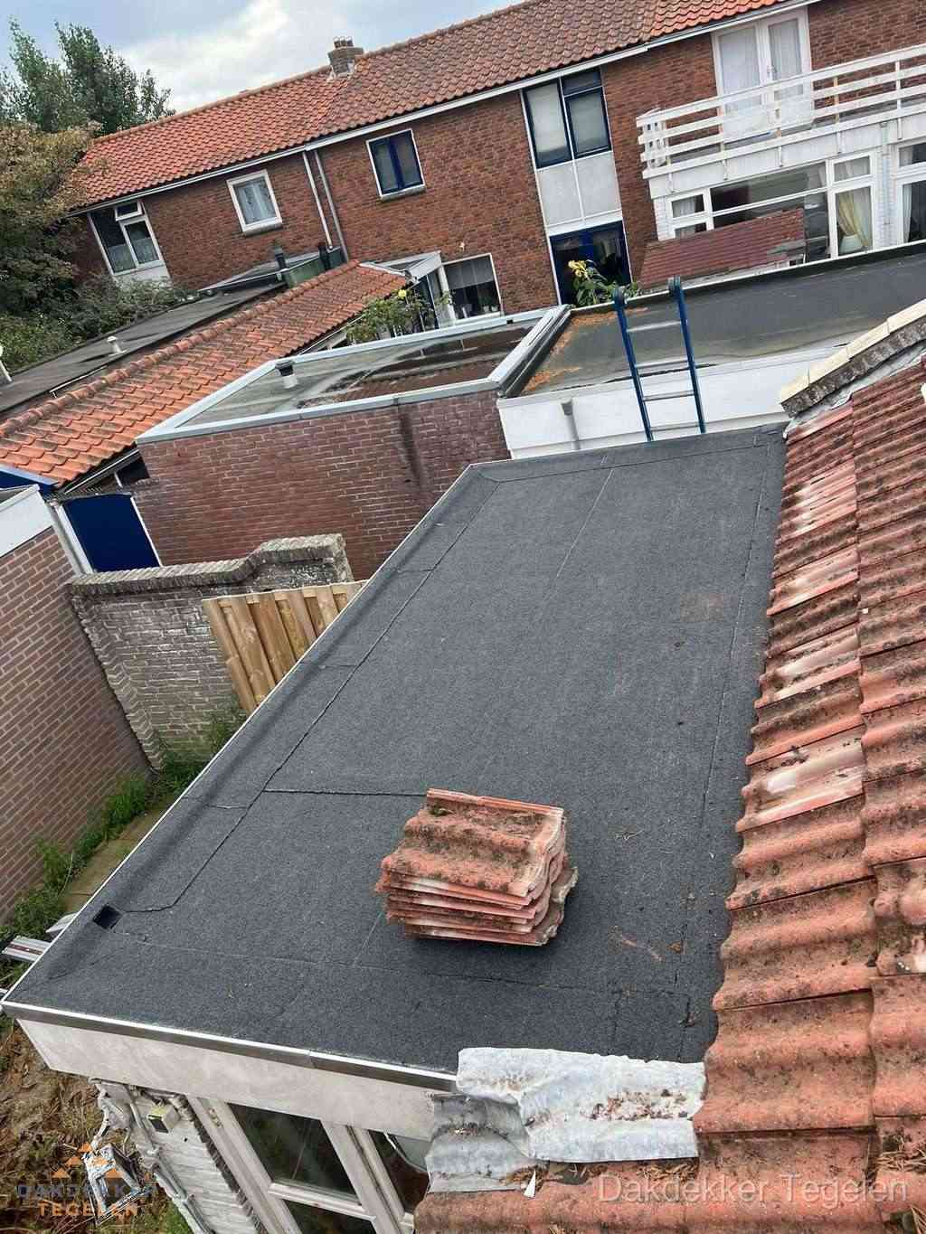 Aanbouw plat dak met reservepannen voor dakpannen vervangen in Tegelen