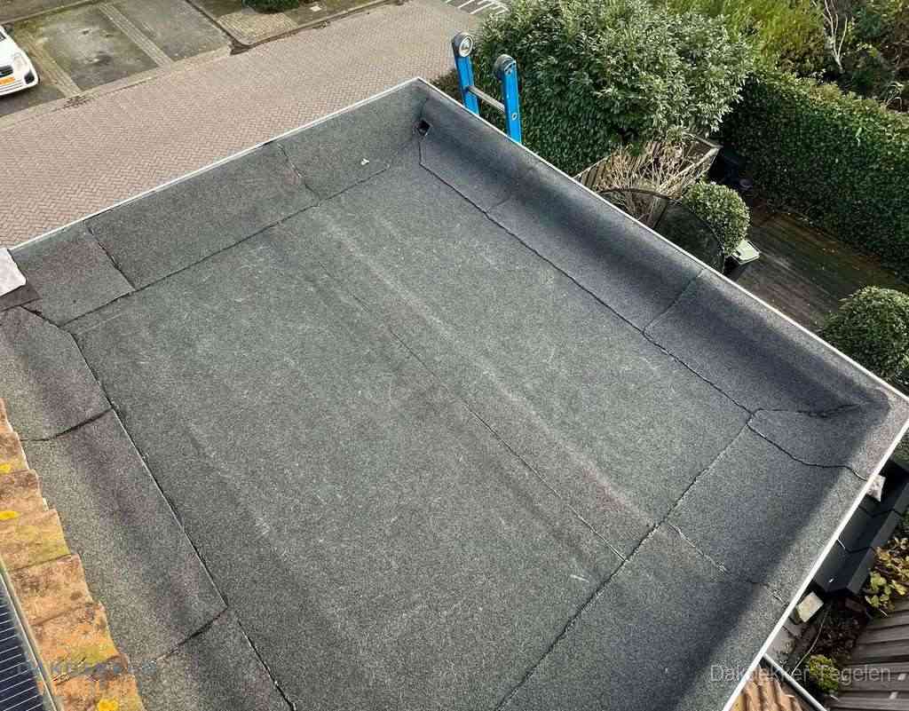 Gerenoveerd plat dak met nieuwe bitumen dakbedekking in Tegelen