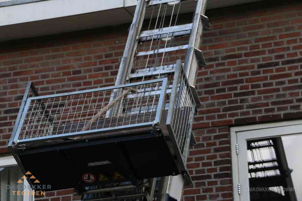 Ladderlift met dakpannen voor dakpan reparatie in Tegelen