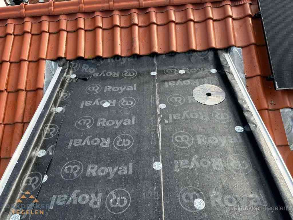 Nieuw dak met dakpannen en Royal onderlaag bij woning in Tegelen
