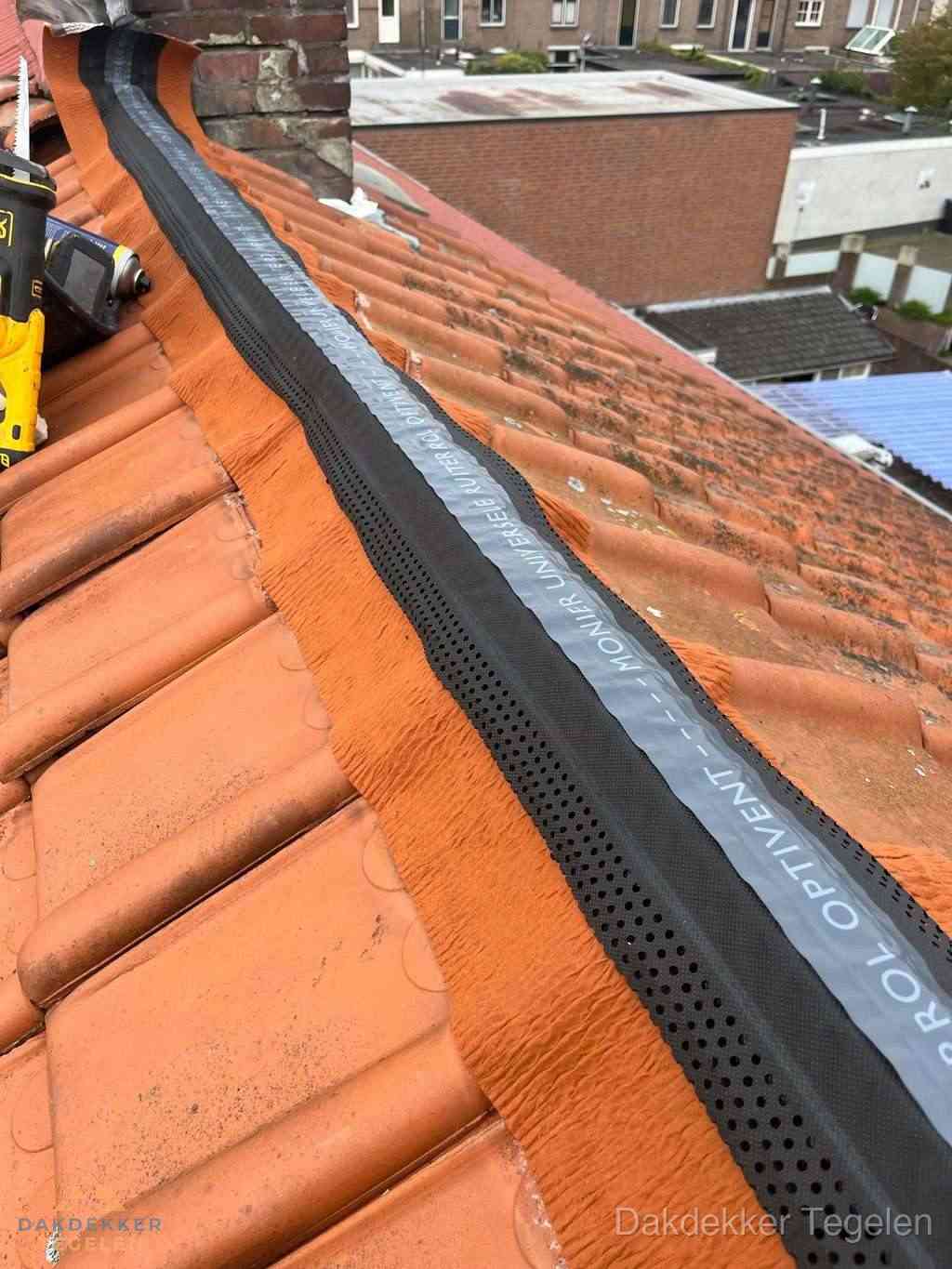 Plat dak aanbouw met bitumen naast schuin pannendak in Tegelen