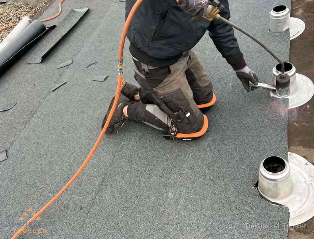 Gereedschap op nieuw plat dak na renovatie in Tegelen