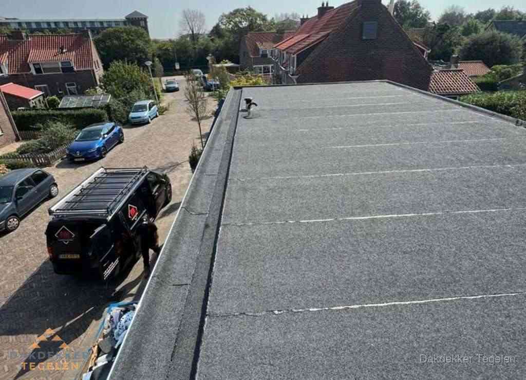 Nieuw bitumen plat dak met uitzicht over landschap in Tegelen