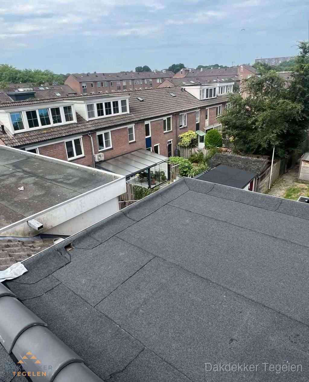 Vernieuwd plat dak met bitumen in woonwijk in Tegelen