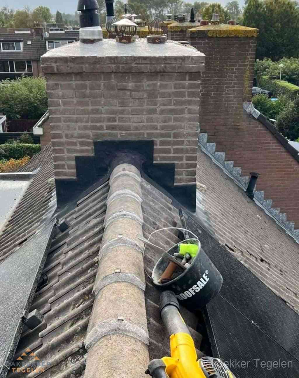Dakdekker repareert bitumen dakleer bij dakdoorvoer in Tegelen