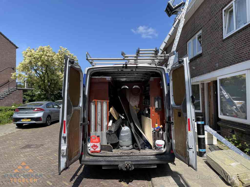 Spoed dakdekker bus met gereedschap en ladder bij woning in Tegelen
