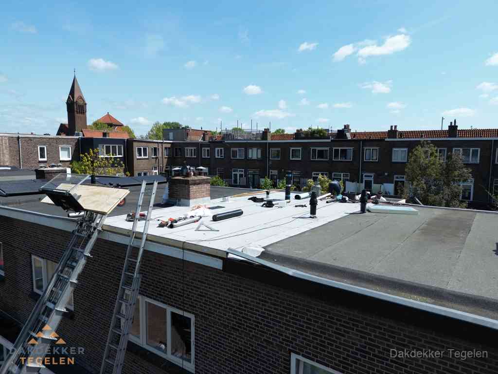 Dakdekkers aan het werk op plat dak in Tegelen