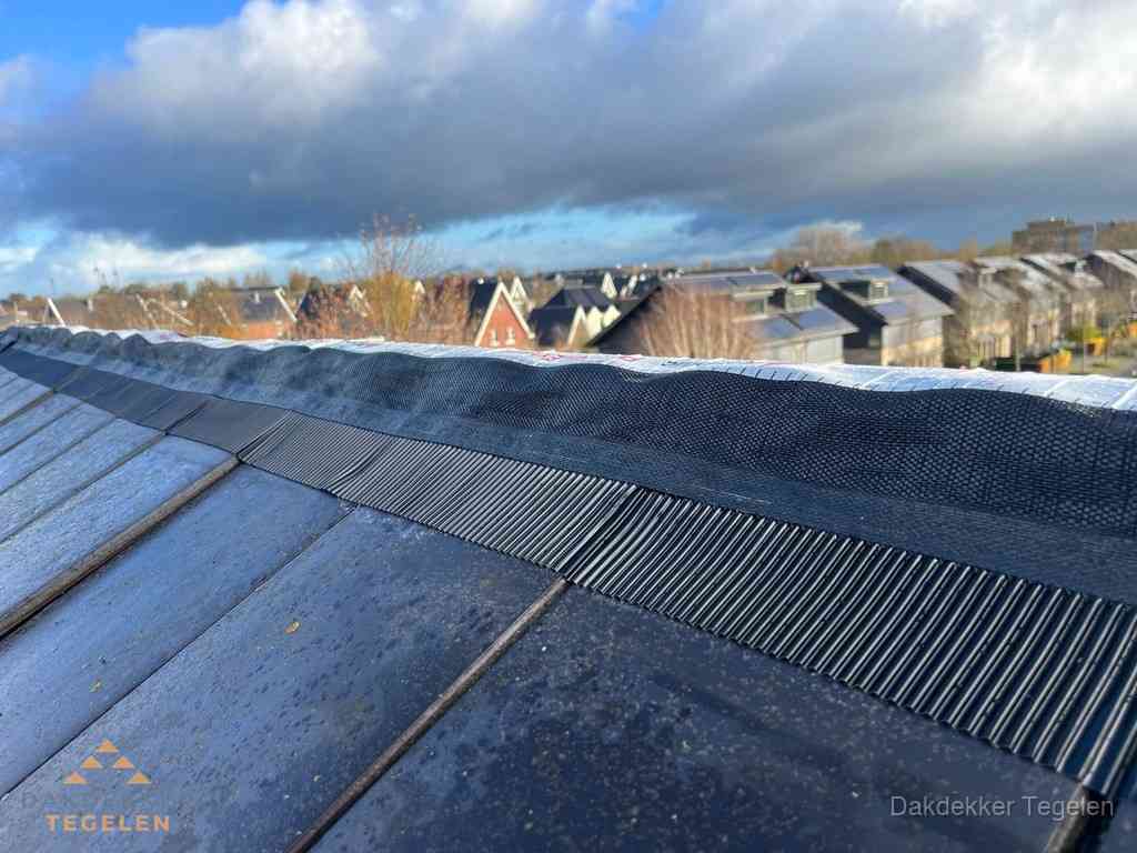 Dakisolatie bij de nok met ventilatieprofiel op schuin dak in Tegelen