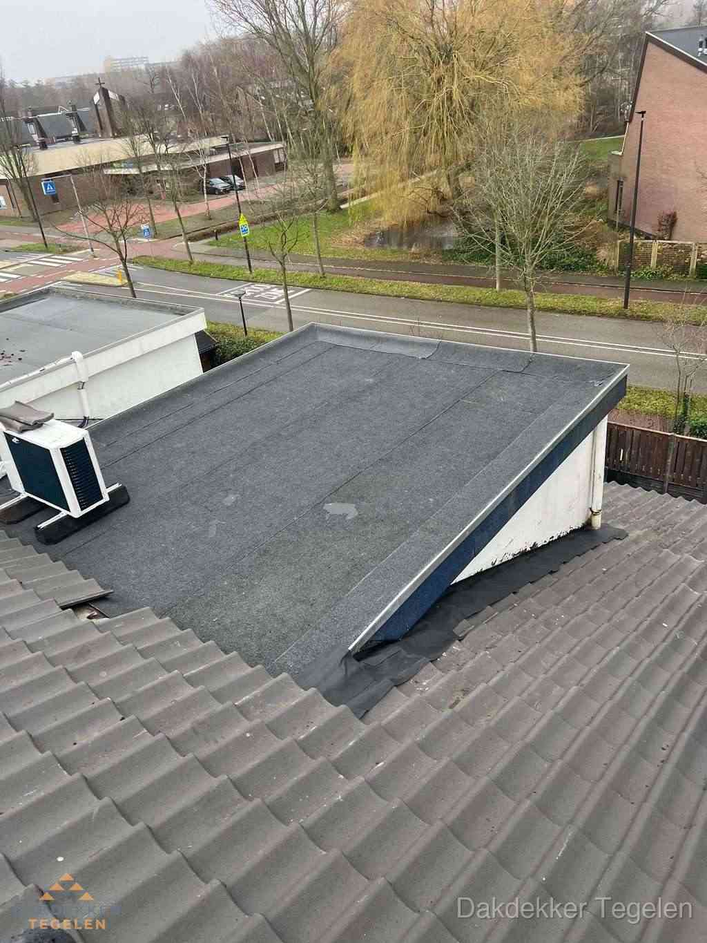 Plat dak met bitumen isolatie en dakbedekking in Tegelen