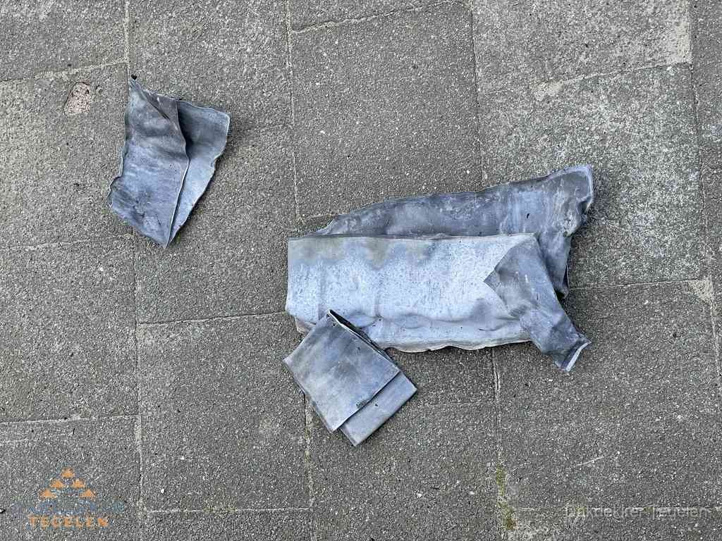 Oude verwijderde loodslabben na vervanging in Tegelen